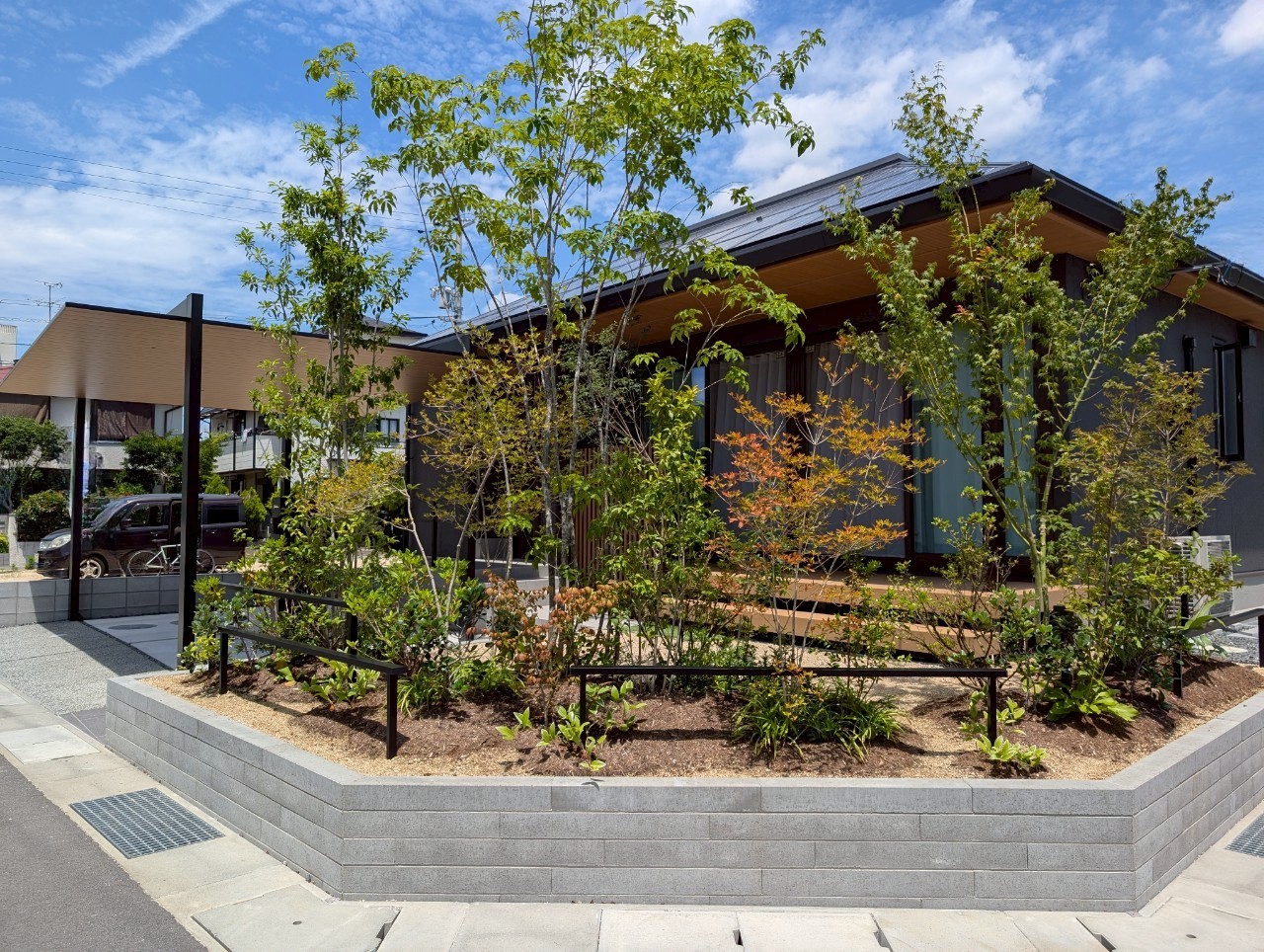 【外構・エクステリア】木目と緑が調和する心地よいモダンエクステリア｜岡山県岡山市