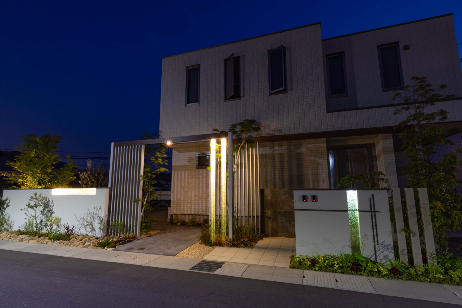 エクステリア施工事例「[外構・エクステリア] プラスGフレームと植物でイメージ一新｜岡山県倉敷市」（2）