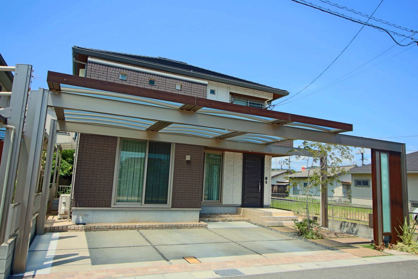 [外構・エクステリア] ガレージ的なカーポートで家を引き立てる外構｜岡山県岡山市