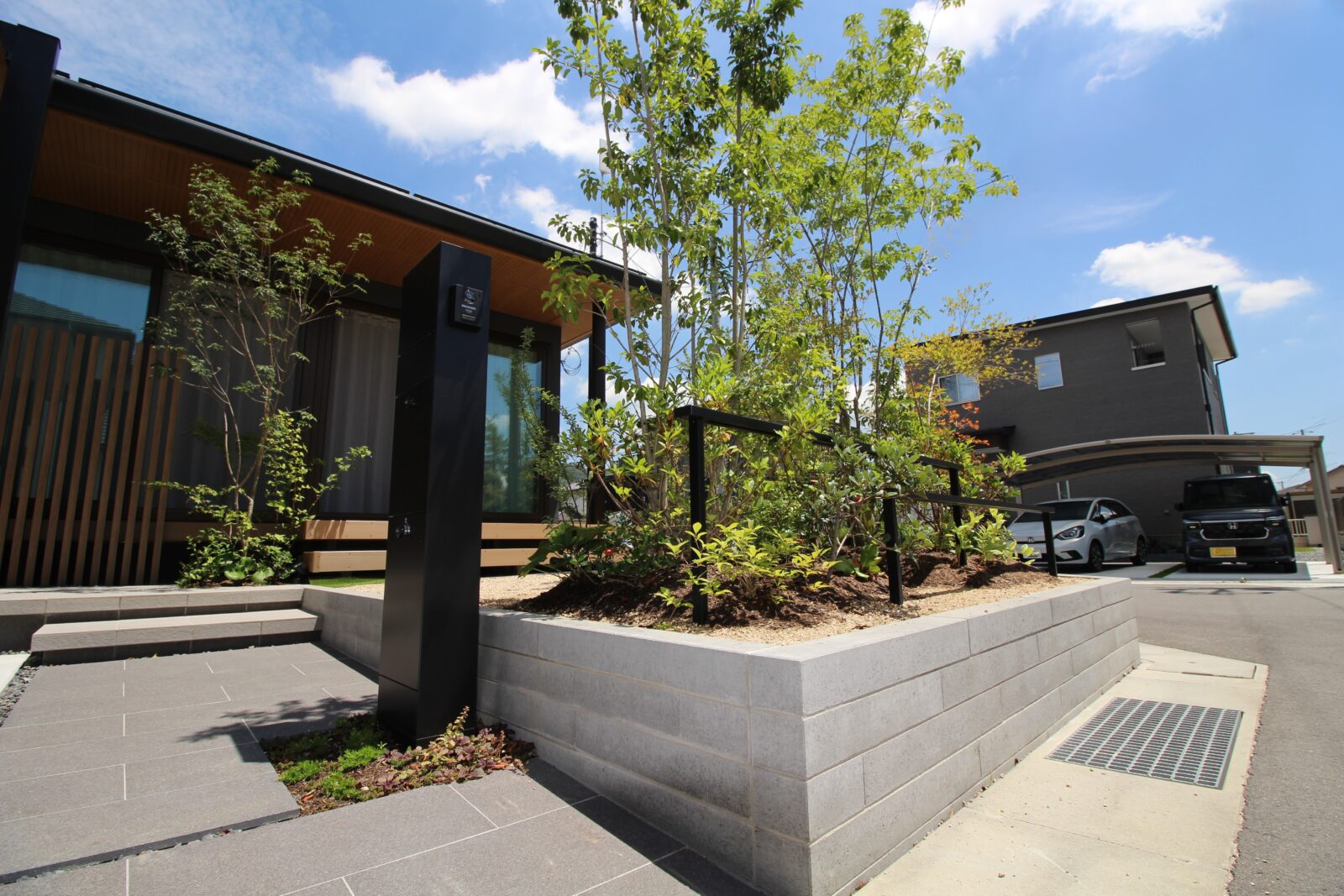 エクステリア施工事例「【外構・エクステリア】木目と緑が調和する心地よいモダンエクステリア｜岡山県岡山市」（3）