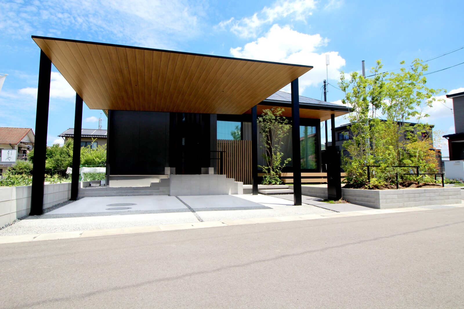 エクステリア施工事例「【外構・エクステリア】木目と緑が調和する心地よいモダンエクステリア｜岡山県岡山市」（2）