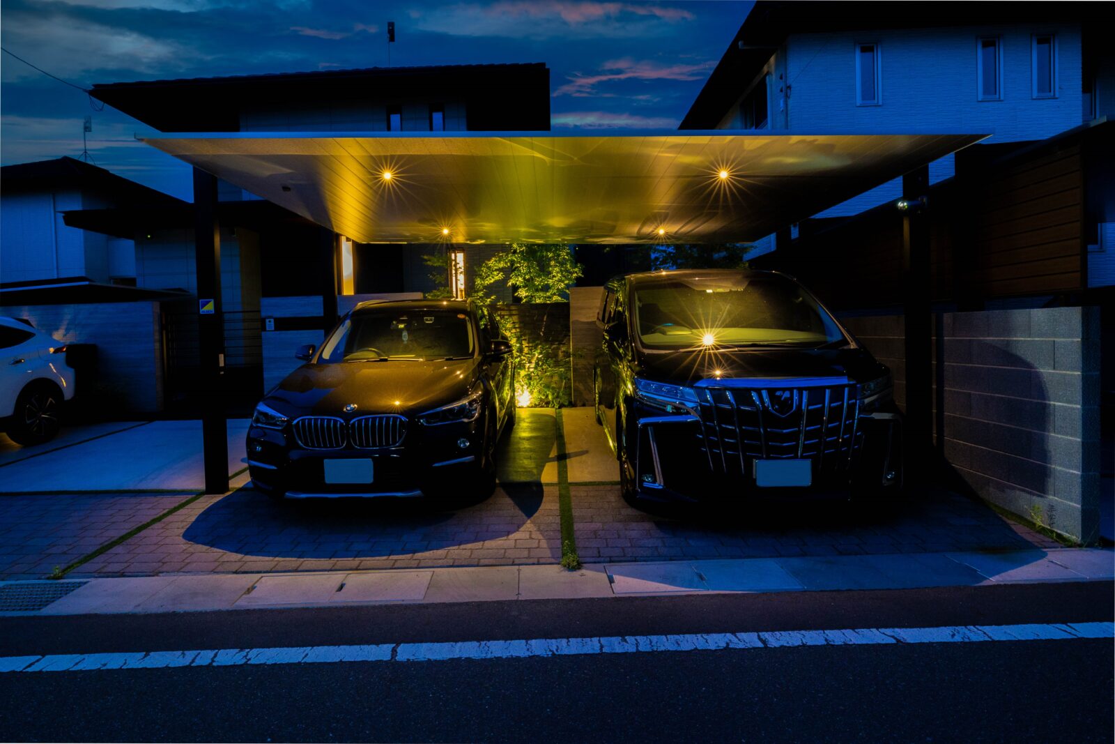 エクステリア施工事例「[外構・エクステリア] 愛車をより一層惹きたてるカーポート。全く違った表情を見せるファサードに誰もが魅了。｜岡山県倉敷市」（2）